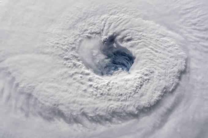 Florence é rebaixado para categoria 2, mas ainda é considerado perigoso