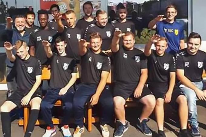 Clube alemão demite jogadores que fizeram gesto nazista