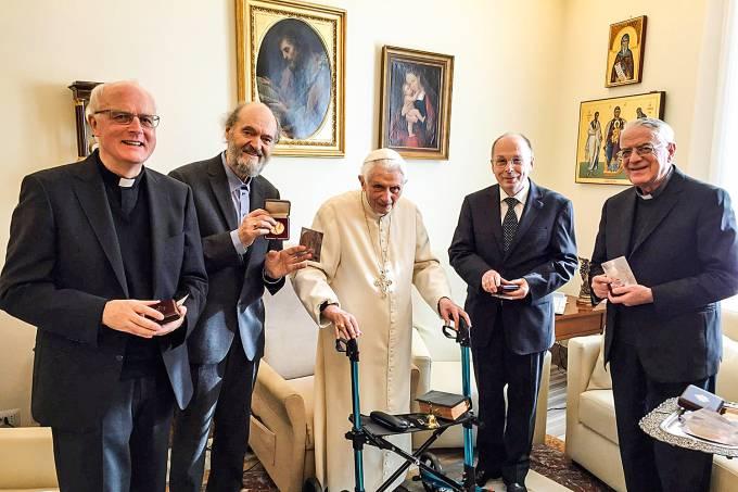 Papa emérito Bento XVI sofre de Parkinson