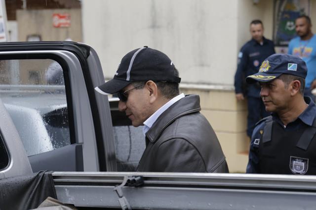 Mesmo presos , PMs receberam quase R$ 150 mil em salários