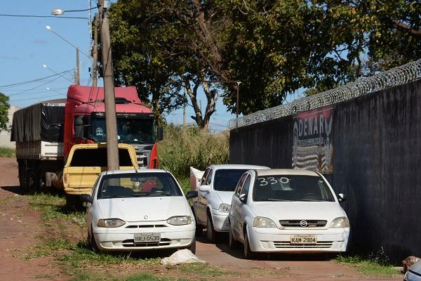 À espera de julgamento, 4 mil veículos viram sucata em delegacias