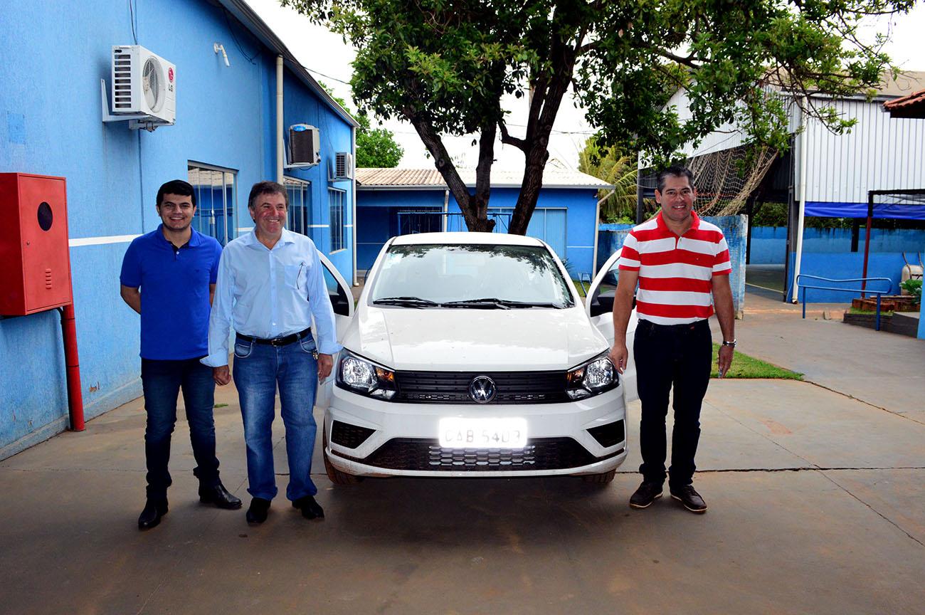 Prefeitura de Guia Lopes entrega carro para APAE