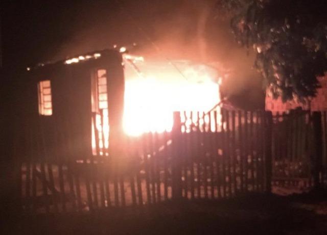 Em Bela Vista, incêndio destrói residência e deixa casal ferido