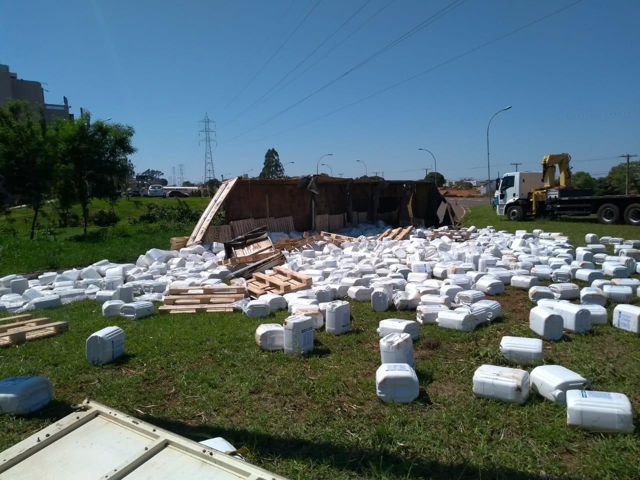 Carreta carregada com herbicida tomba na BR-262