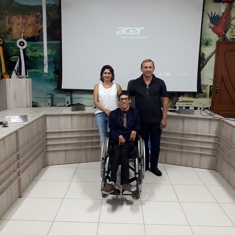Jovem com paralisia cerebral apresenta artigo na Câmara de Vereadores de Jardim