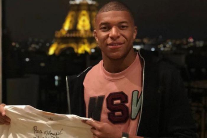 Mbappé recebe camisa do Santos autografada por Pelé: ‘Obrigado, Rei’