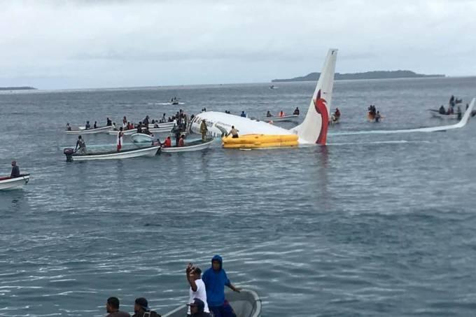 Avião sai da pista e para na água na Micronésia