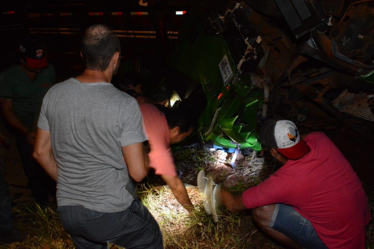 Carreta tomba, atinge caminhonete e deixa vítima