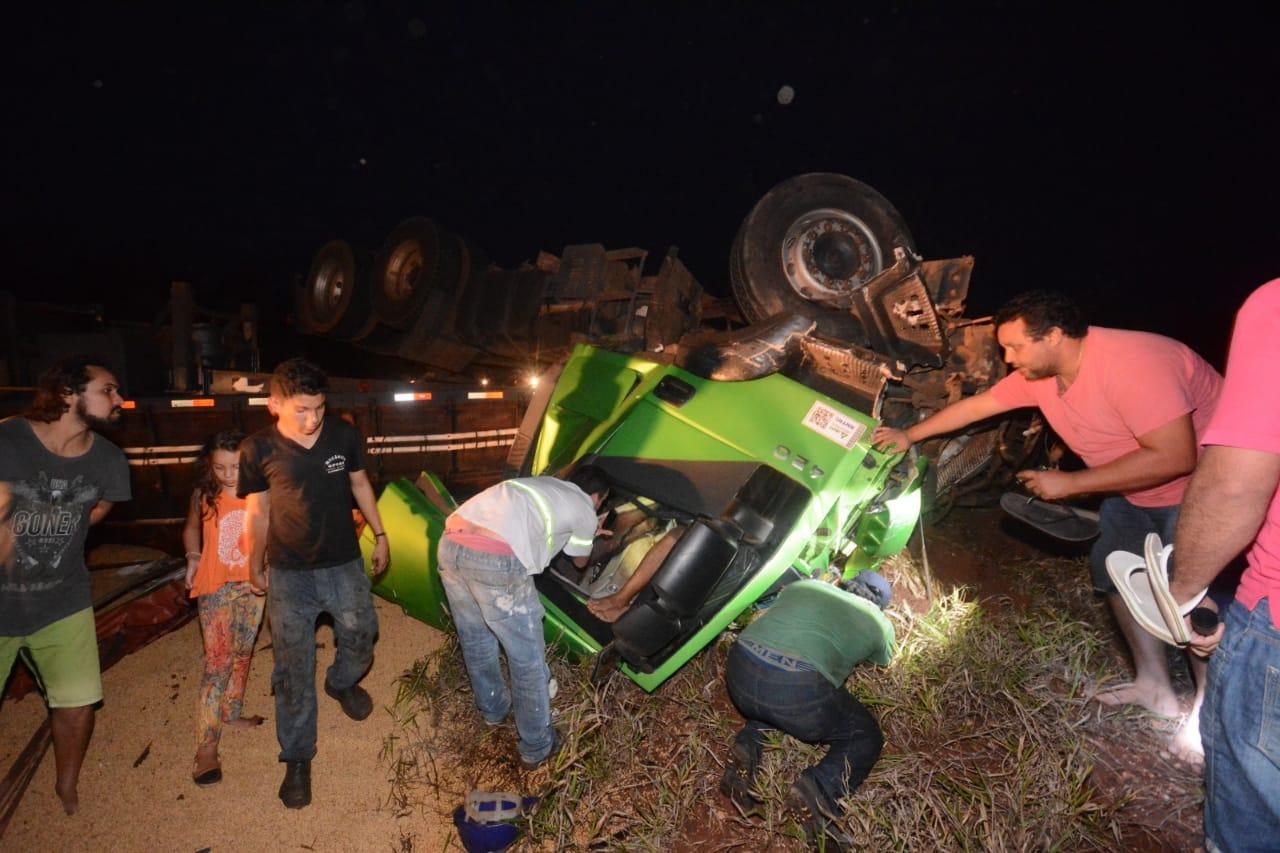 Trecho da BR-163 em que carreta tombou já está liberado