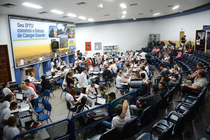 Em duas horas, 500 devedores passam pelo plantão do Refis da Prefeitura