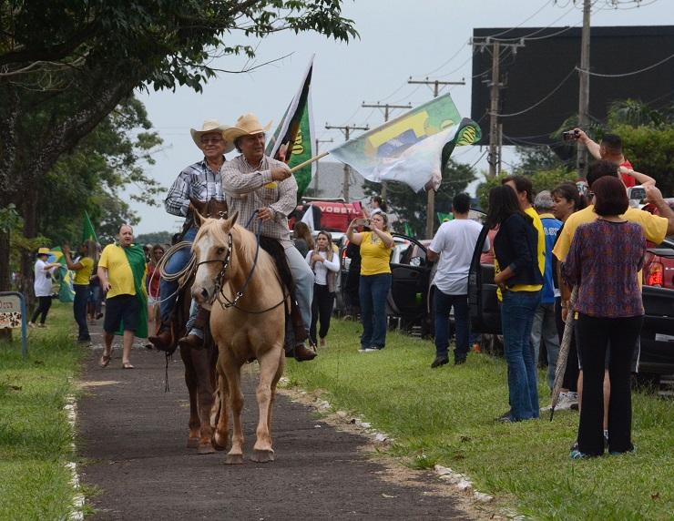 De carro, moto e até a cavalo, multidão pró-Bolsonaro lota Afonso Pena