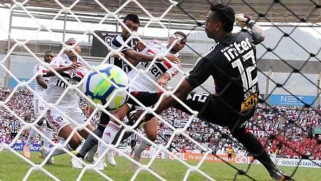São Paulo empata e cai para terceiro no Brasileirão