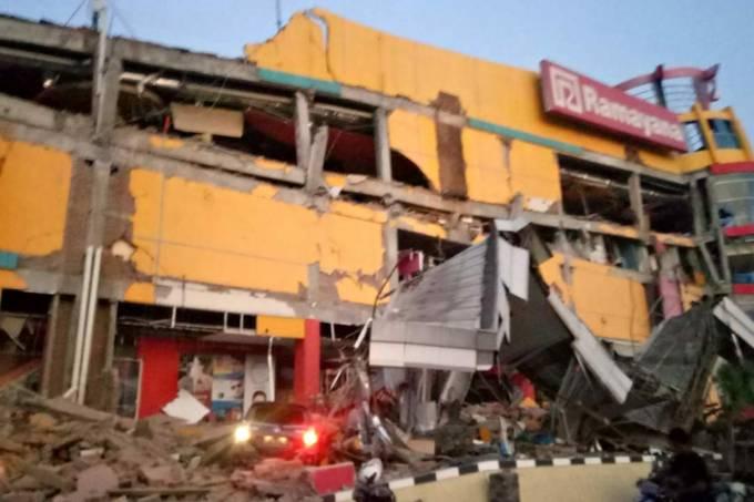Passa de 800 número de mortos após terremotos e tsunami na Indonésia