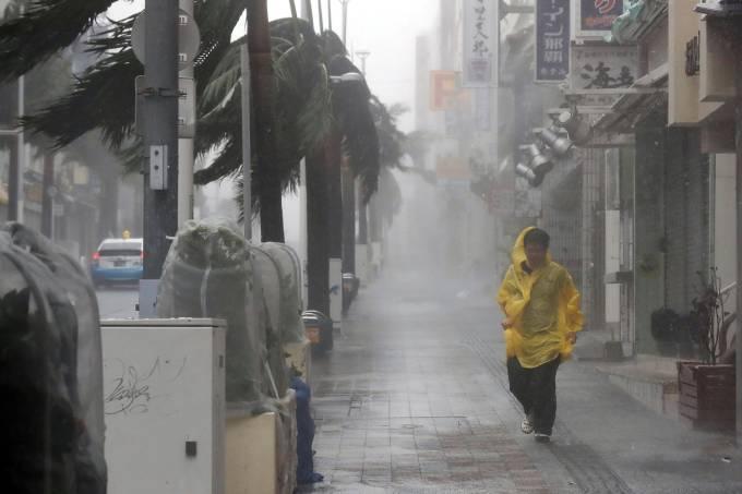 Tufão no Japão deixa mais de 70 feridos e força cancelamento de voos
