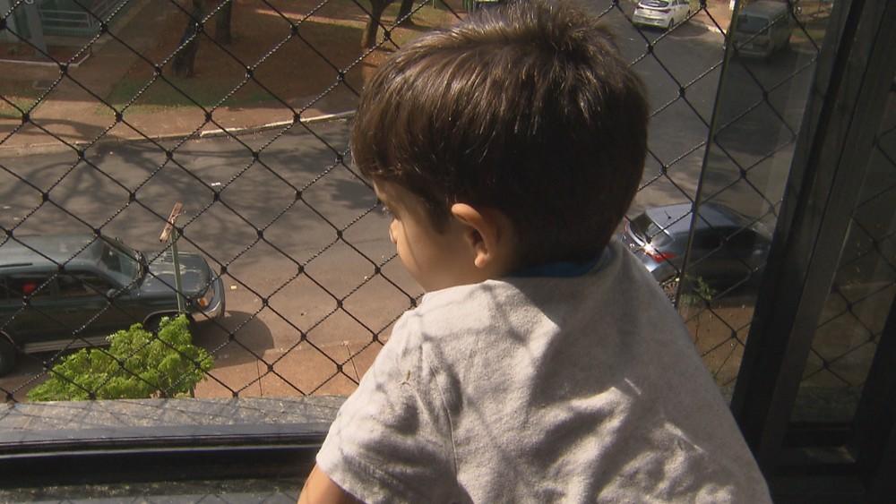 Juíza decide que regra de condomínio é soberana e manda moradora tirar tela de proteção da janela