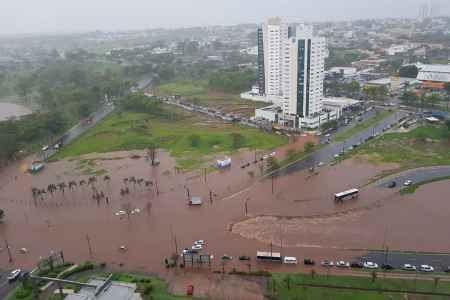 Temporal arrasta carros e derruba rede de energia em ônibus