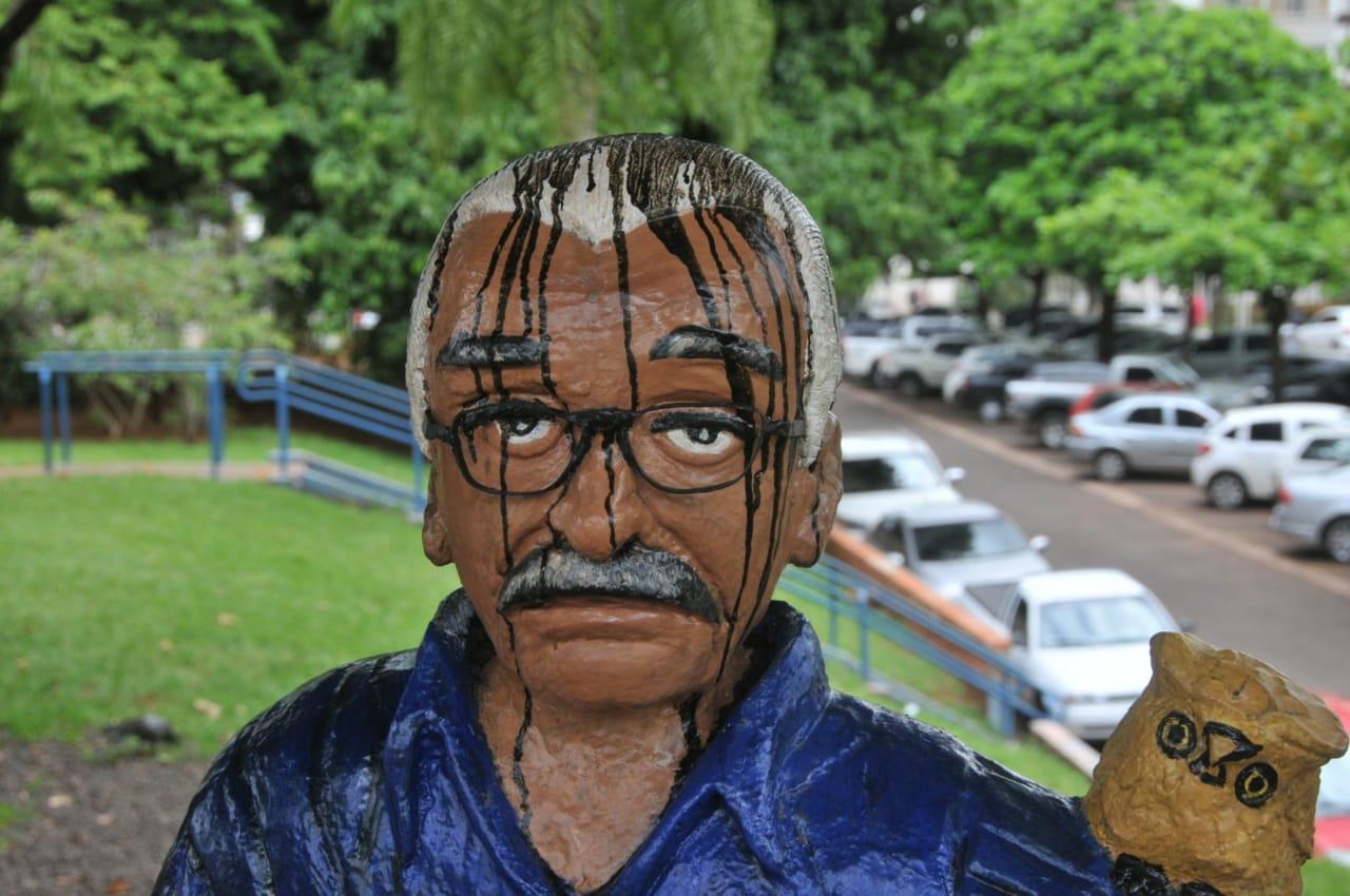 Estátua do poeta Manoel de Barros é alvo de vândalos
