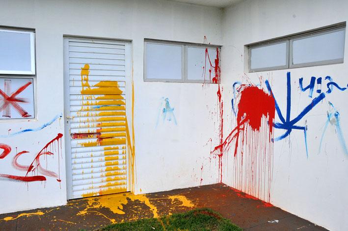 Vândalos pulam muro e picham unidade de saúde na Capital