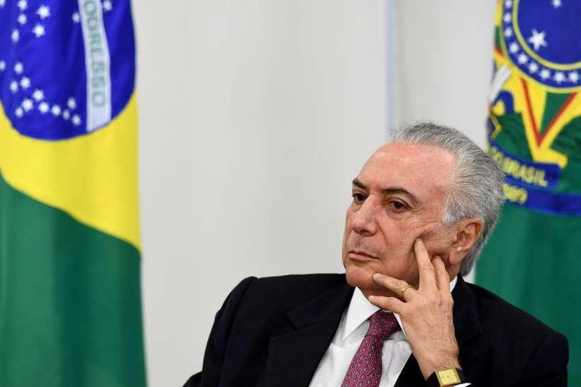 Temer sanciona lei que dispensa documento autenticado