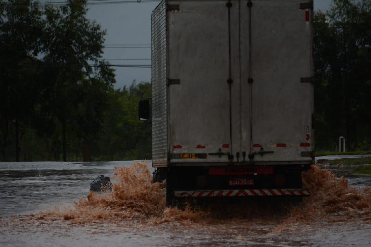 Temporal volta a causar alagamentos em várias regiões de Campo Grande