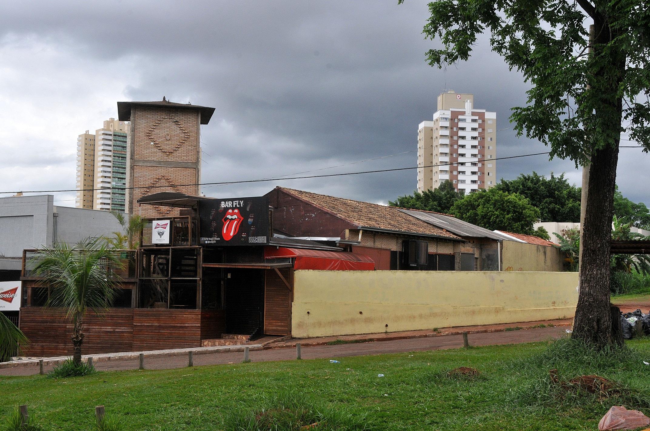Jovem é baleado em frente a bar e motivação seria homofobia