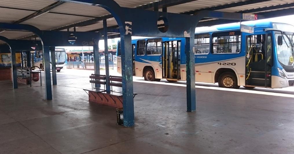 Jovem morre atropelado por ônibus tentando embarcar escondido