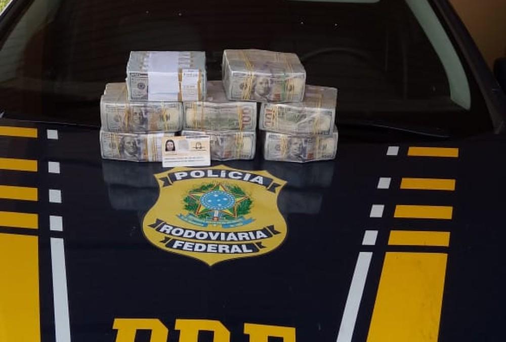 Boliviana é presa por carregar 800 mil dólares não declarados