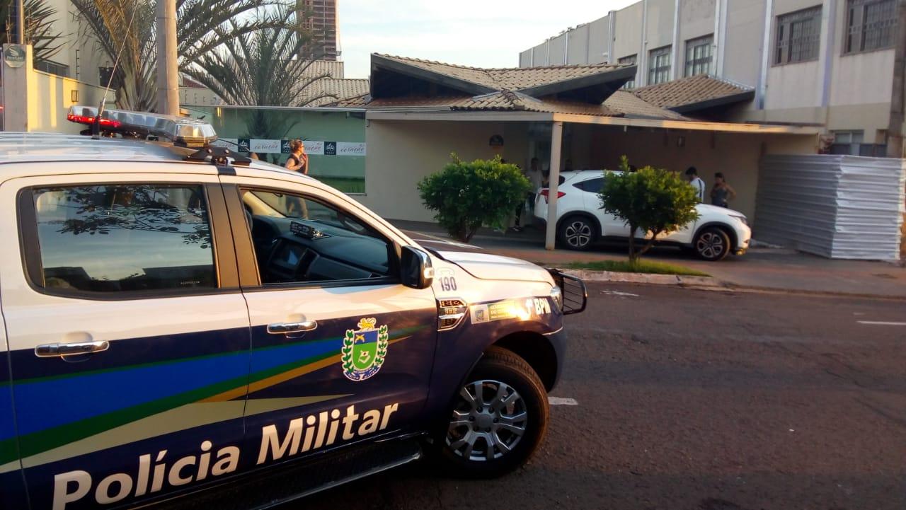 Menino de 9 anos vai armado para escola e é ferido