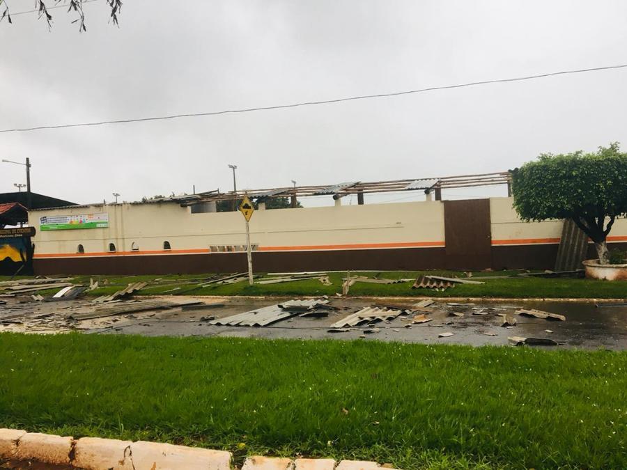 Vendaval causa estragos no interior e previsão para amanhã é de chuva