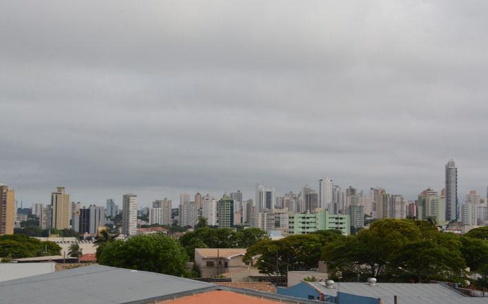Tempo fechado, previsão de chuva e calor de 36°C em MS