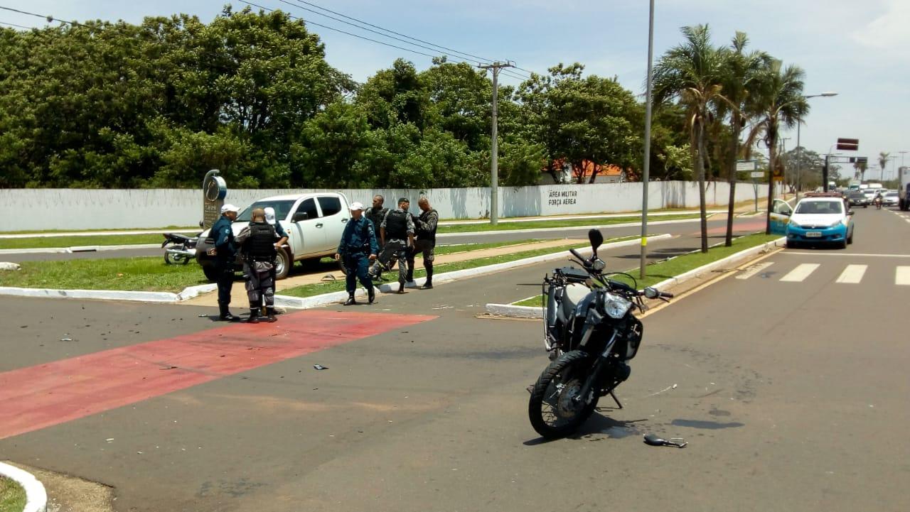 Motorista atropela policial de moto, tenta fugir e é preso