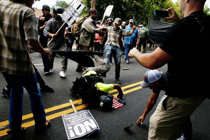 Supremacistas brancos são presos pelo FBI