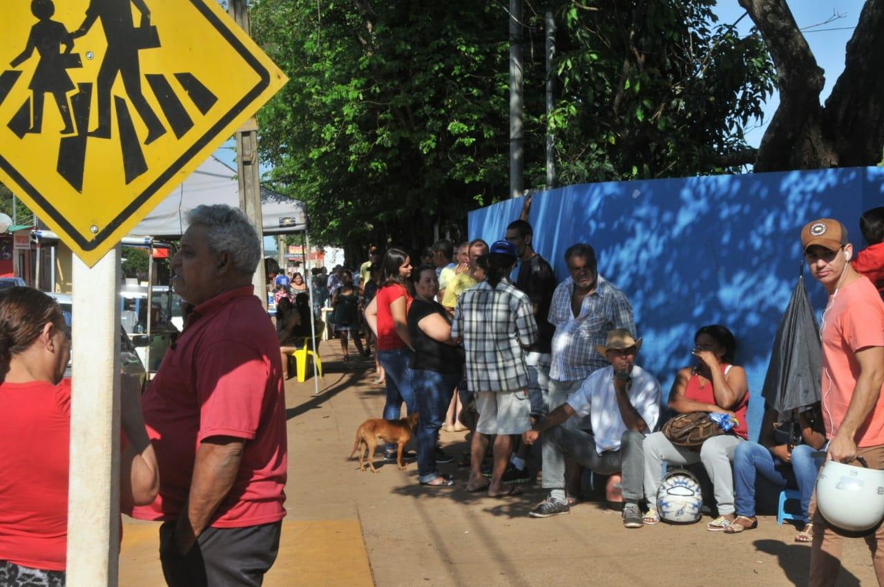 Eleitores madrugam e portões abrem mais cedo no maior colégio eleitoral da Capital