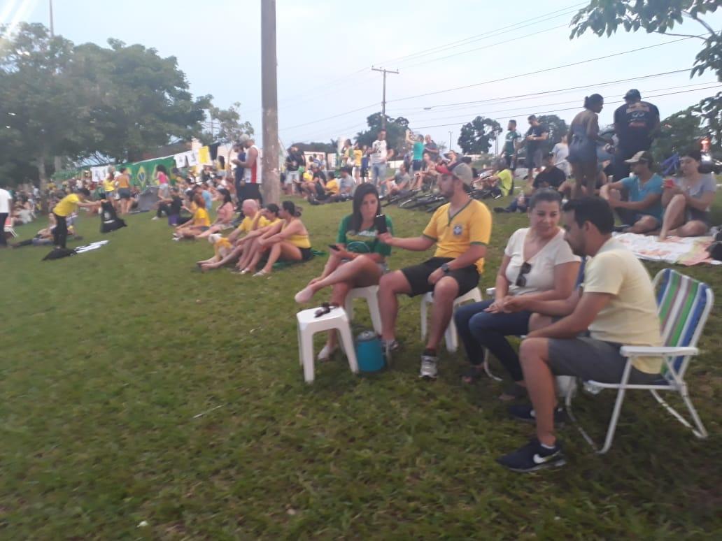 Em clima de festa, multidão comemora vitória de Bolsonaro