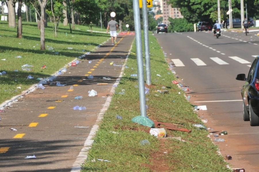 População critica rastro de lixo deixado na Avenida Afonso Pena