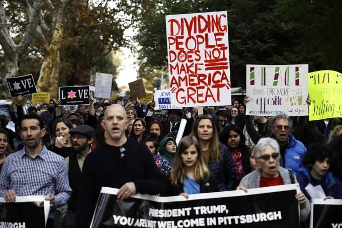 Trump desafia críticos e vai a Pittsburgh homenagear vítimas de massacre
