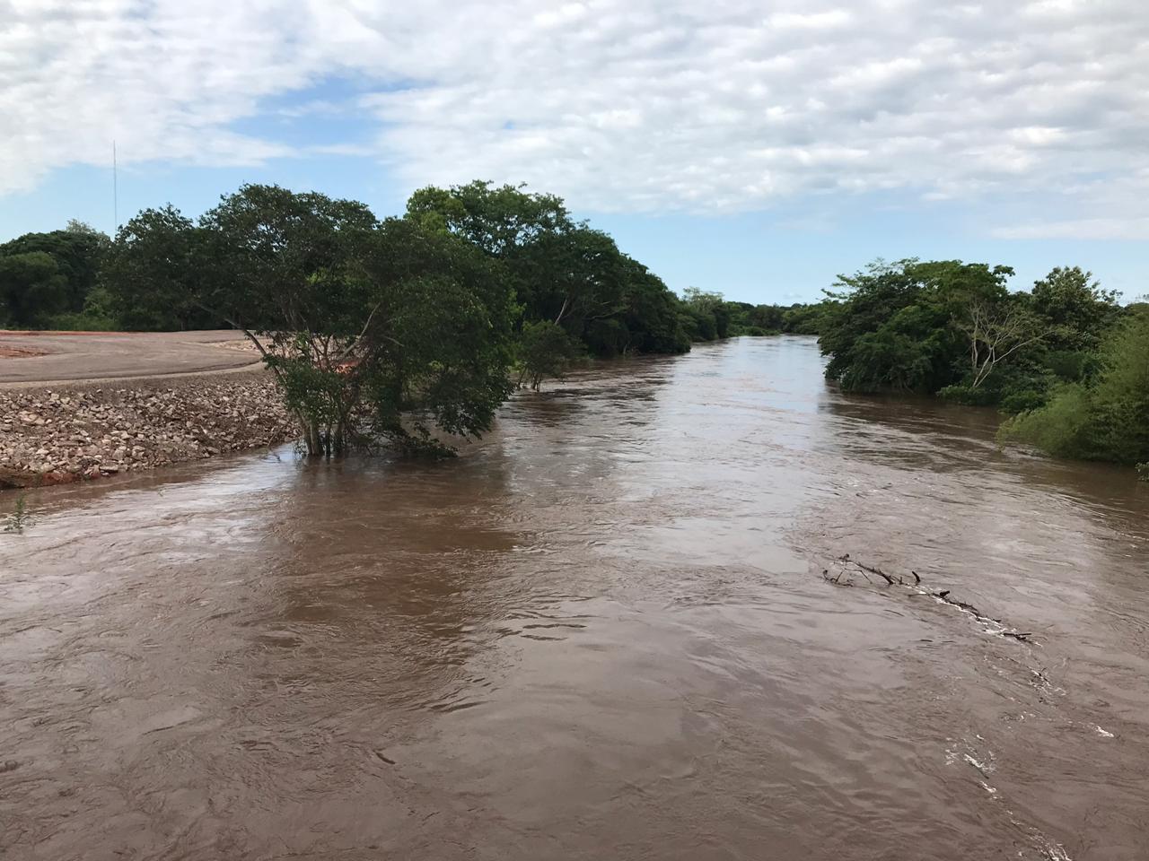 Rio Apa sobe e deixa defesa civil em alerta em Bela Vista
