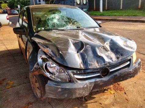 Motorista invade casa de ex com carro e na fuga atropela casal de motociclistas