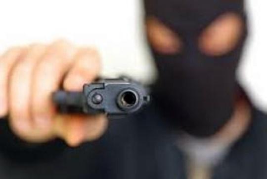 Ladrões pulam muro de casa e agridem morador com coronhadas durante assalto