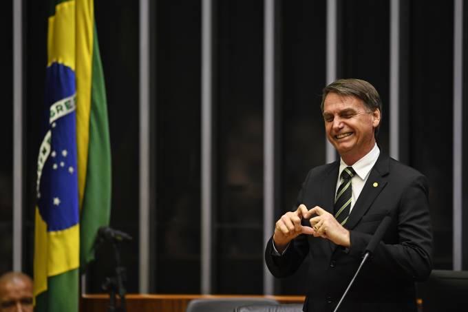 Bolsonaro diz que Constituição é ‘norte’ e prega união