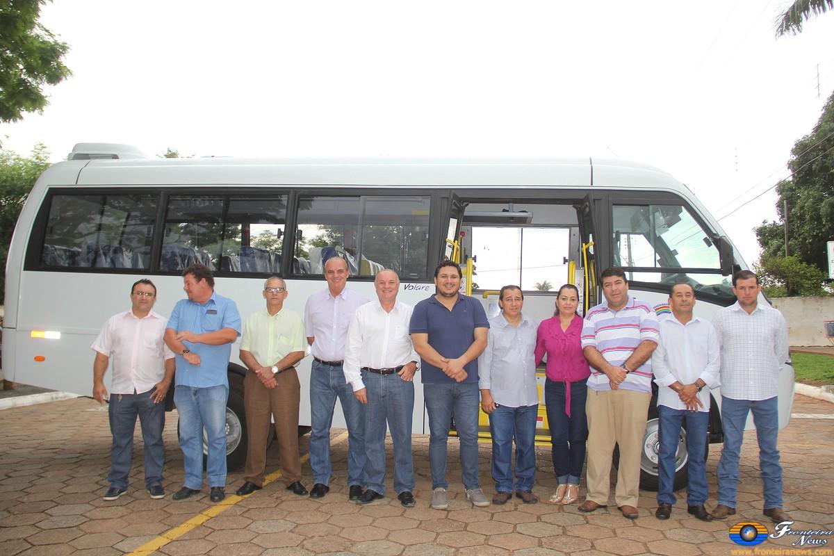 Prefeito de Caracol entrega mais um veiculo para transporte de pacientes da saúde
