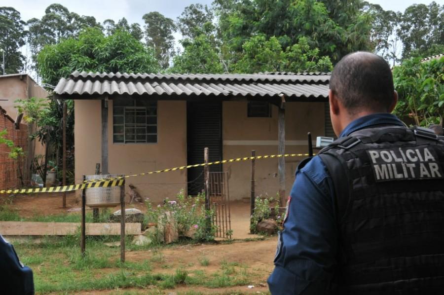 Em briga por celular, homem mata mãe e cachorro da família