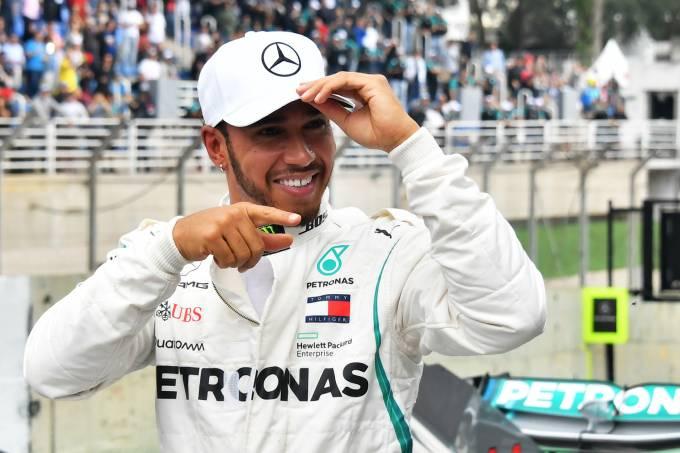 Hamilton crava pole position e exalta o Brasil