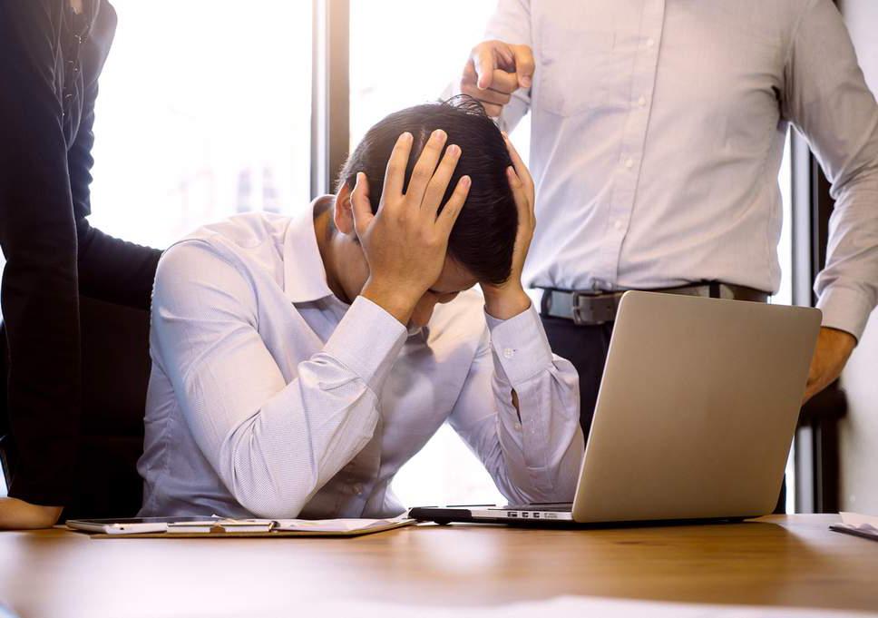 Ex-empregado chamado de corno e agredido por chefe ganha indenização de R$ 33,7 mil