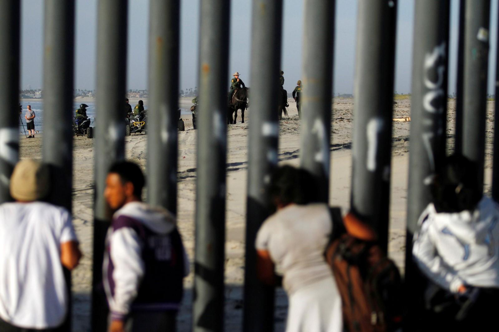 Primeiros migrantes de caravana chegam à fronteira México-EUA