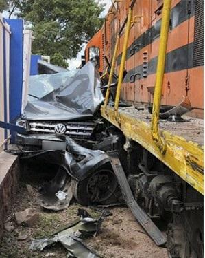Caminhonete fica destruída em acidente com trem