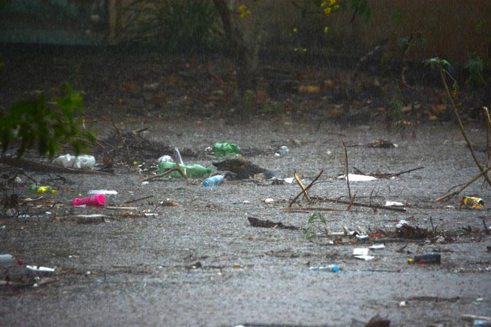 Em Campo Grande, chuva intensa causa alagamentos e enche córrego