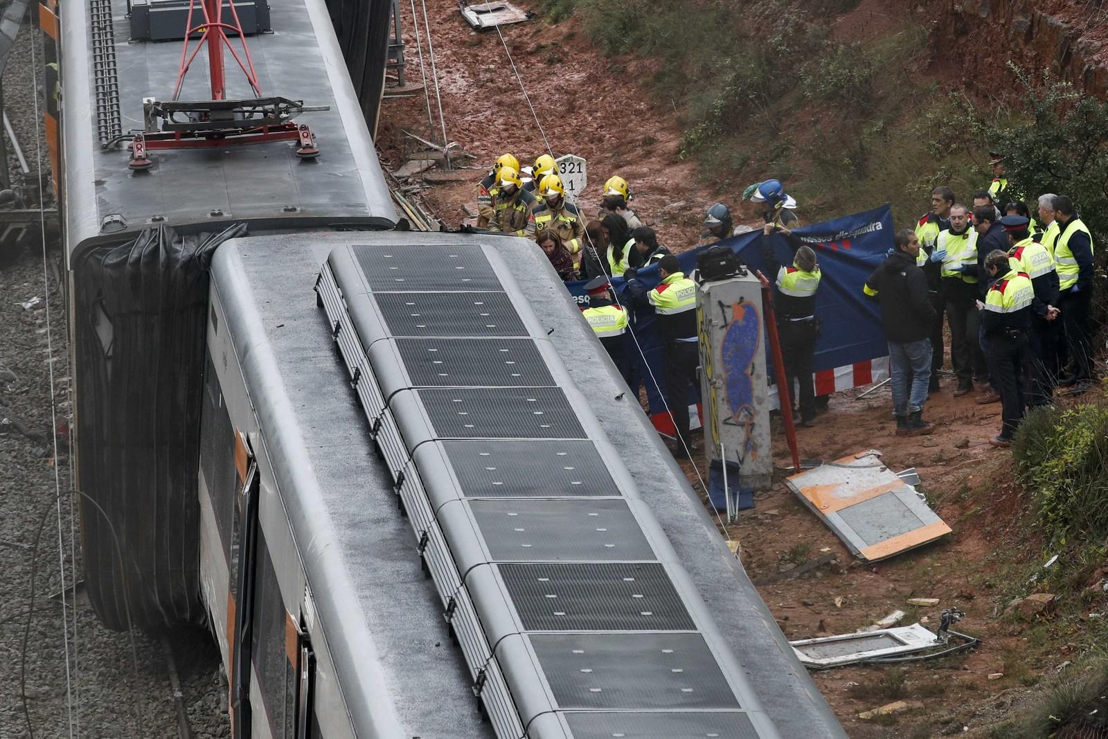 Trem descarrila em Barcelona e deixa 1 morto