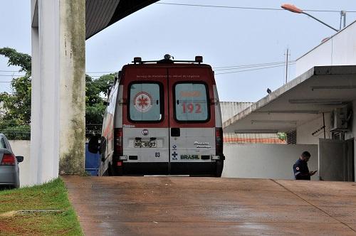 Em leito improvisado, paciente fica sem alimento