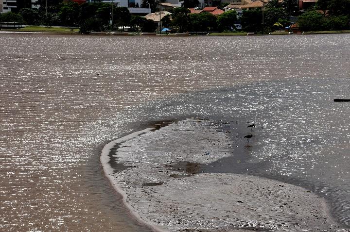 Assoreado, lago do Parque das Nações se torna depósito de lama